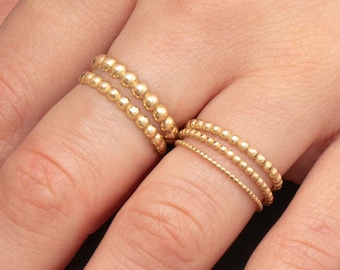 Gouden kralenring, massief gouden stapelband, sierlijke minimalistische kralenring, handgemaakte getextureerde sieraden cadeau voor haar/hem