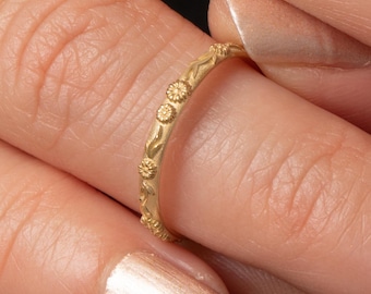 Bloemenring geboorte september — asterbloemenband in massief goud • 10K/14K/18K • Gepersonaliseerde binnengravure • Zinvol cadeau voor haar