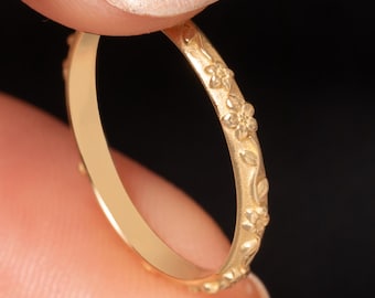 Anello in oro 10k/14k/18k con fiore di nascita di febbraio, fede in oro massiccio con fiore violetto, gioiello personalizzato con incisione del mese di nascita