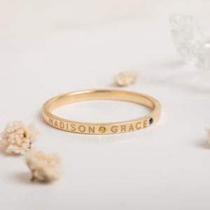 Personalisierter Geburtsstein aus Gold, individueller Namensring - Personalisierte Familienband mit Kindernamen und Steinen in 10k 14k 18k Gold für Sie / Ihn