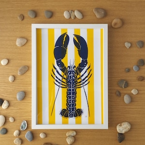 Splendida stampa marina, una linoleografia raffigurante un'aragosta blu su sfondo a righe gialle. Ideale per decorare le pareti. Stampa incisa a mano, incorniciata.