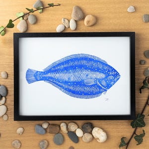 Precioso póster linograbado de un lenguado. En tinta azul ultramar. Hecho a mano. Decoración mural de estilo náutico atlántico.