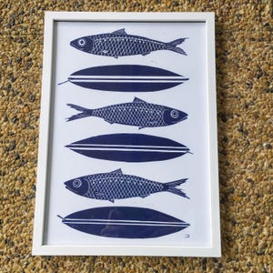 Linograbado de sardinas y peces de surf, impresión hecha a mano en color azul, con o sin marco, decoración interior, sobre papel de 200 g, firmado