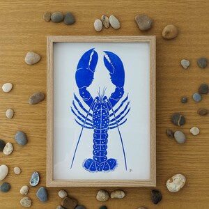Impresión en linóleo de una langosta azul, ideal para decoración de paredes. En papel de calidad de 200g. Firmado y vendido con el marco. Hecho a mano.