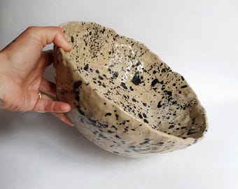 Handgemaakte saladeschaal, 27 cm diameter, beige met zwarte spikkels, eigentijds keramiek
