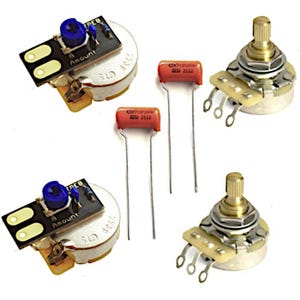 Pode incluir: Uma variedade de componentes eletrônicos, incluindo potenciómetros, capacitores e placas de circuito. Os potenciómetros têm uma base prateada e um eixo dourado. Os capacitores são laranja com texto preto. As placas de circuito têm a palavra "Amount" impressa.