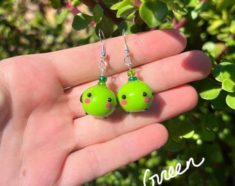 Charms de arcilla polimérica hechos a mano con forma de manzana Junimo inspirados en Stardew Valley / ¡aretes únicos para fanáticos de Stardew Valley!