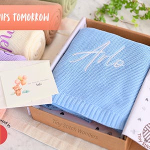 Gepersonaliseerde geborduurde babydeken - met GESCHENKDOOS en KAART - Luxe katoenen deken voor pasgeborenen - Kraamcadeau babyshower, nieuwe moeder aanwezig
