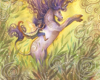 Puede incluir: Un unicornio blanco y morado con un cuerno dorado salta a través de un campo de follaje verde y amarillo. Una pequeña hada de piel morena y alas se sienta sobre la espalda del unicornio.