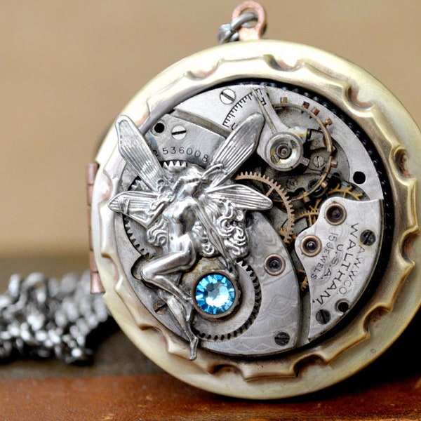 IL ÉTAIT UNE FOIS ooak steampunk antique Waltham montre de poche mouvement médaillon collier avec fée ailée et bijoux aigue-marine Swarovski