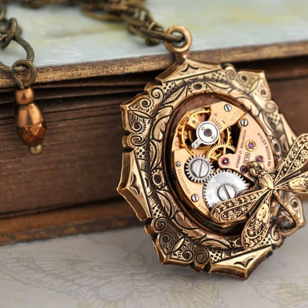 collier steampunk - TIME TRAVELLER - collier de mouvement de montre couleur or vintage avec petite libellule