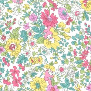 以下が含まれることがあります： ピンク、黄色、白の花、緑の葉、マイメロディのキャラクターが特徴のカラフルな花柄。 デザインは白い背景に配置され、鮮やかで陽気な美学を作り出しています。