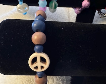 Uniek vervaardigde kralenarmband met vredesteken