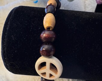 Uniek vervaardigde kralenarmband met vredesteken
