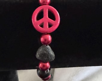 Uniek vervaardigde kralenarmband met vredesteken