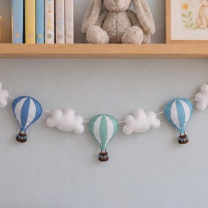 Guirnalda de globos aerostáticos para decoración de pared de guardería, móvil colgante de pared azul y verde, decoración de dormitorio infantil, colgante de pared en tonos pastel y nubes.