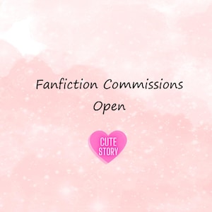 Peut inclure: Un fond rose avec un effet de scintillement blanc. Le texte "Fanfiction Commissions Open" est écrit en noir. Un cœur rose avec le texte "Cute Story" est au centre de l'image.