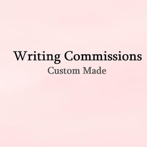 Op de afbeelding: Een roze achtergrond met de tekst "Writing Commissions" in zwart en "Custom Made" in grijs.