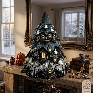 Puede incluir: Una decoración de tela en forma de cono que representa un árbol con diseños impresos de fantasmas, casas encantadas y árboles. La estructura incluye ventanas iluminadas y una etiqueta con el texto The Spooky Stitcher para Halloween.