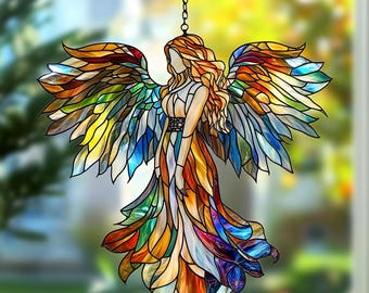 Op de afbeelding: Een glas-in-lood engel met uitgespreide vleugels, opgehangen aan een ketting. De engel heeft een vloeiende jurk en lang haar, met vleugels en jurk in levendige tinten oranje, geel, blauw en groen. Het kunstwerk is ontworpen om het licht te vangen.