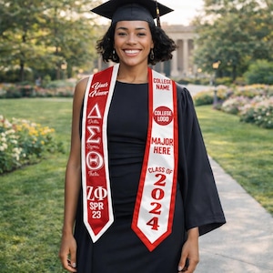 Könnte beinhalten: Eine lächelnde Absolventin trägt eine schwarze Kappe und einen schwarzen Talar mit einer rot-weißen Abschluss-Schärpe. Auf der Schärpe steht "Your Name", "Delta Sigma Theta", "Major Here" und "Class of 2024".