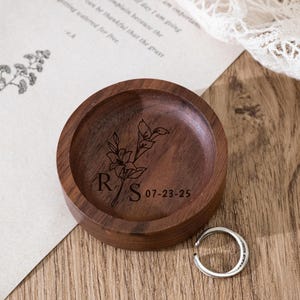Plato redondo de madera personalizado para anillos, porta anillos de compromiso, porta anillos de propuesta, porta anillos grabado, regalos para el quinto aniversario, regalos para recién casados