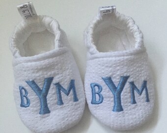 Monogrammed White Seersucker Gender Neutral Crib Shoes/Baby Slippers 551316863