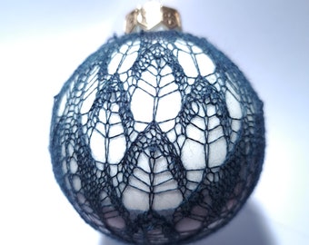 Wâld, a lace bauble cover PDF KNIT