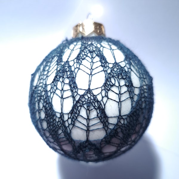 Wâld, a lace bauble cover PDF KNIT