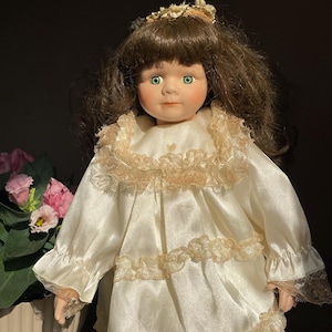 Poupée brune vintage en porcelaine, décor d&#39;étagère