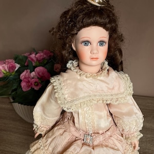 rare vintage designer Franklin Heirloom porcelain doll from castle Collection, limited edition Lady Elizabeth by Maryse Nicole