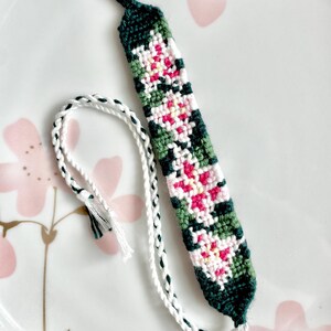 Lilia Blumen Alpha Armband: Handgeknüpfter Stickgarn Makramee Schmuck
