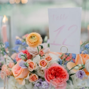Numéros de table peints à la main imprimés | Numéros de table de mariage aquarelle | Bleu poudré, rose clair, vert pastel, jaune, orange | Décoration de mariage