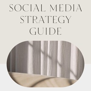 Puede incluir: Una guía de estrategia de redes sociales blanca y beige con el título "SOCIAL MEDIA STRATEGY GUIDE" y el texto "BY COALESCE CREATIVE" en la parte inferior. La imagen de fondo es un primer plano de una cortina blanca con sombras.