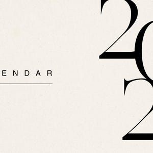 Puede incluir: Un diseño de calendario minimalista con el año 2025 en texto negro sobre un fondo blanco.