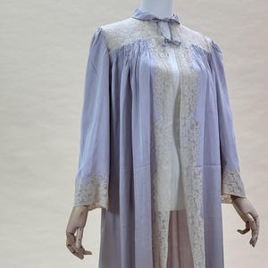 M/L | Peignoir en soie lilas années 50-60 avec bordure en dentelle - Élégante chemise de nuit Mid-Century