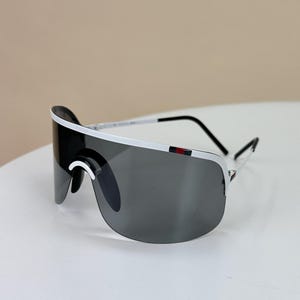 GUCCI | Y2K Shield Sunglasses – White Frame & Black Lens – Futuristic Wraparound Visor – 2000s Sporty Style