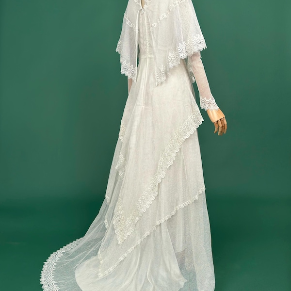 XS/S | 1960s Boho Tüll Brautkleid Schiere Ärmel Spitze Details Lange Schleppe