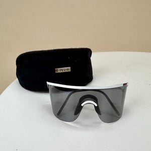 GUCCI | Y2K Shield Sunglasses – White Frame & Black Lens – Futuristic Wraparound Visor – 2000s Sporty Style