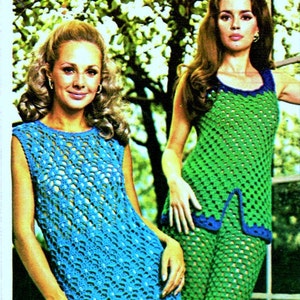 Peut inclure: Deux femmes portant des robes en crochet. La femme de gauche porte une robe bleue avec un motif en crochet blanc. La femme de droite porte une robe verte avec un motif en crochet blanc.