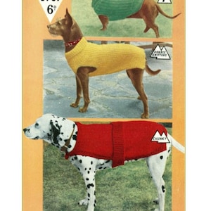 Könnte beinhalten: Ein Vintage-Strickmuster für drei Hunde-Pullover. Das Muster enthält Anleitungen für einen grünen, gelben und roten Pullover. Jeder Pullover wird auf einer anderen Hunderasse gezeigt.