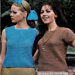 Può includere: Due donne indossano top all'uncinetto fatti a mano. Uno è blu brillante, senza maniche, e l'altro è marrone a maniche corte. Entrambi i top hanno un design strutturato e a trama aperta. Le donne indossano gonne e accessori.