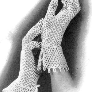 Könnte beinhalten: Ein Paar weiße Häkelhandschuhe mit einem zarten Spitzenmuster. Die Handschuhe haben einen gewellten Rand und sind aus feinem Garn gefertigt.