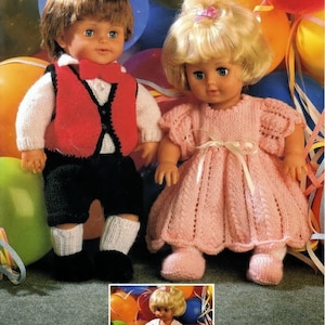 Puede incluir: Dos muñecos vestidos con trajes de punto. El muñeco niño lleva un chaleco rojo, pantalones cortos negros y calcetines blancos. La muñeca niña viste un vestido rosa con un lazo. Incluye el texto "double KNIT".