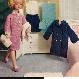 Peut inclure: Un modèle de tricot pour une poupée de 30 cm, comprenant un manteau rose, un manteau bleu, une jupe bleue, un pull blanc et une robe bleue. Le modèle est de Ladyship Wools et coûte 5 pence.
