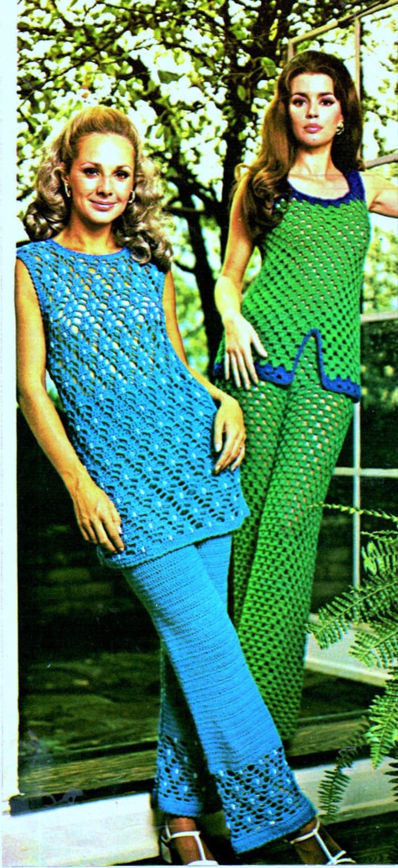 Peut inclure: Deux femmes portant des robes en crochet. La femme de gauche porte une robe bleue avec un motif en crochet blanc. La femme de droite porte une robe verte avec un motif en crochet blanc.