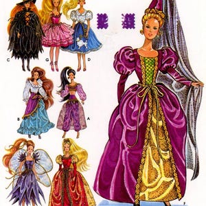 Può includere: Illustrazione di bambole Barbie in vari costumi fantasy. Le bambole sono vestite con abiti, vestiti e completi con ali di fata. I costumi includono una strega, una principessa e una fata. La tavolozza dei colori comprende viola, rosa, blu e oro.