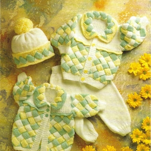 Puede incluir: Un conjunto de ropa de punto para bebé en blanco y verde con un patrón de rombos. El conjunto incluye un gorro, un cárdigan y un pantalón.