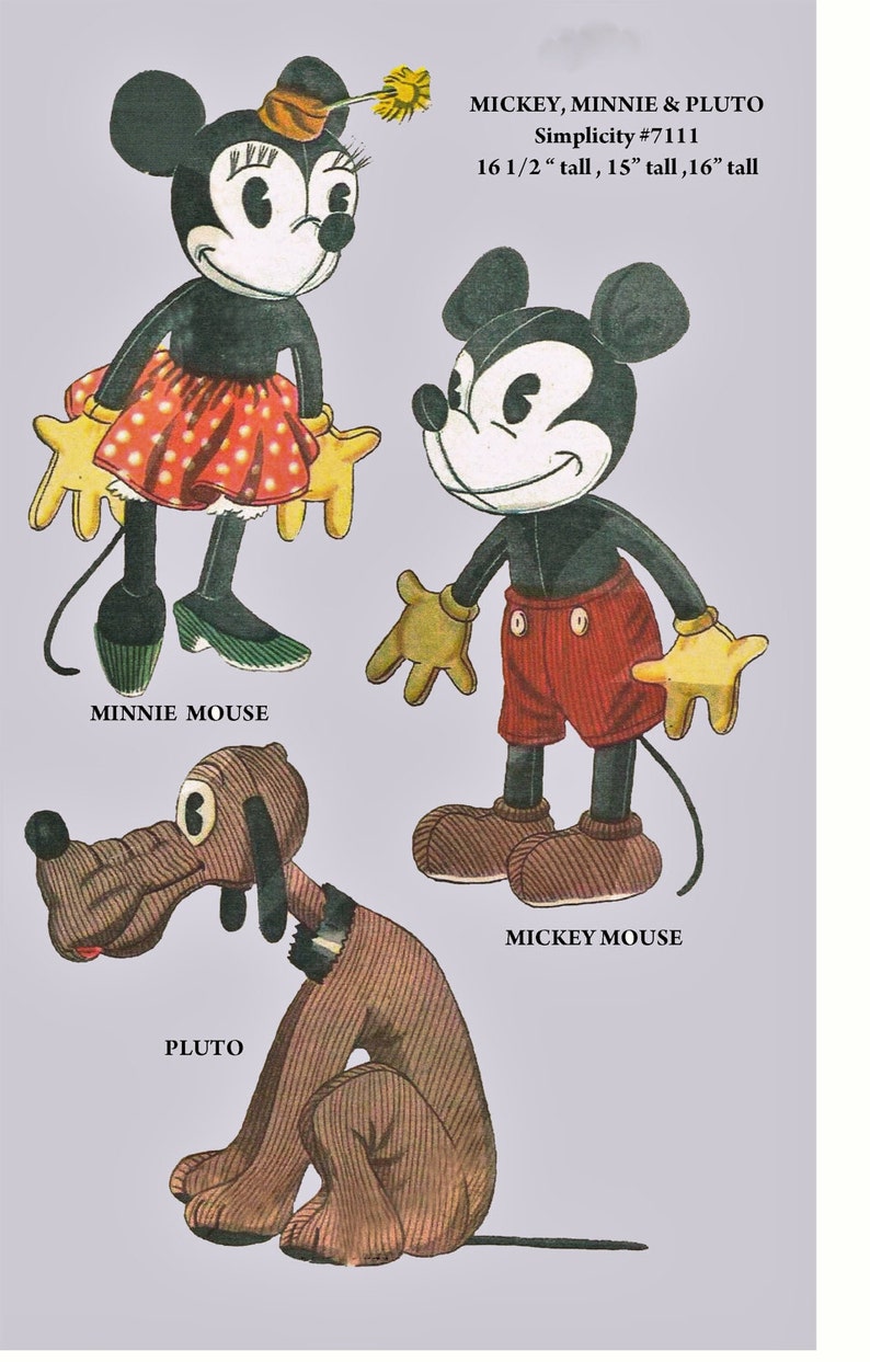 Może przedstawiać: Ilustracja wykroju Simplicity #7111 przedstawiająca lalki Myszki Miki, Minnie i Pluto. Minnie ma na sobie czerwoną sp&oacute;dnicę w kropki i zielone buty. Miki ma czerwone szorty z guzikami. Pluto jest brązowy. Wysokości to 41,9 cm, 38,1 cm i 40,6 cm.