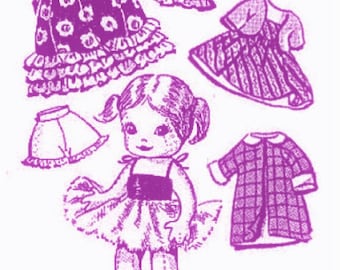 Puede incluir: Una muñeca de papel con una variedad de opciones de ropa. La muñeca lleva un vestido rosa y tiene el pelo castaño. Las opciones de ropa incluyen un vestido blanco y negro, un vestido a rayas, un vestido a cuadros, una falda y un vestido blanco.